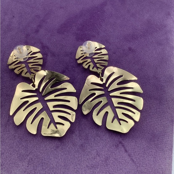 🎄🎄Large Gold Monstera pierced earrings - Picture 3 of 3